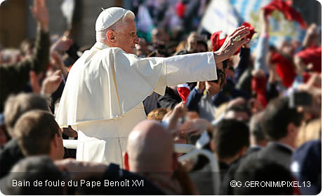 Bain de foule du Pape Benoît XVI