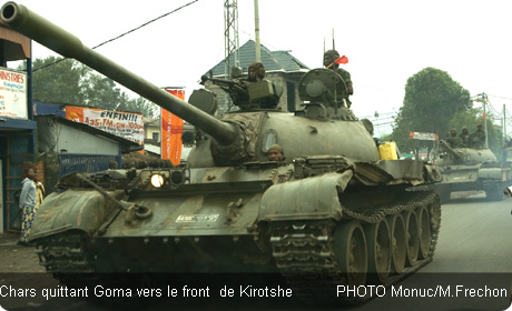 Chars quittant Goma pour le front à Kirotshe
