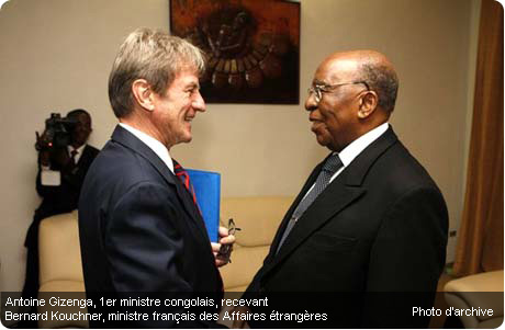 Antoine Gizenga recevant Bernard Kouchner
