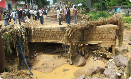 Pont détruit par la pluie (Photo d'archives)