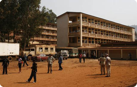 Dans la cours de l'ISP Bukavu