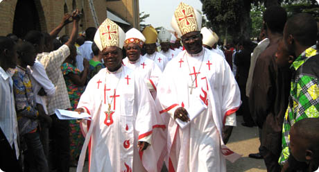 Les évêques devant la cathédrale de Kinshasa