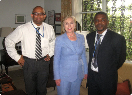 J.Katwala, Hilary Clinton et J.C Ntumba, journalistes de la Radio Okapi
