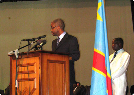 Adolphe Muzito à la tribune de l'Assemblée nationale