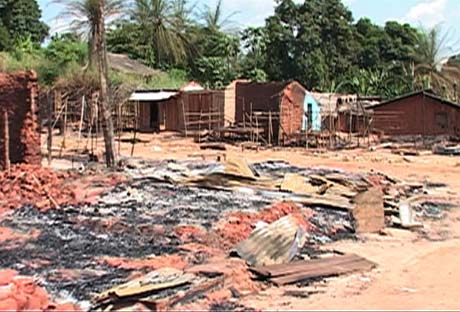 Des maisons incendiées à Dongo, des scènes qui ont poussé de nombreux habitants de la région de trouer refuge ailleurs (Archives)