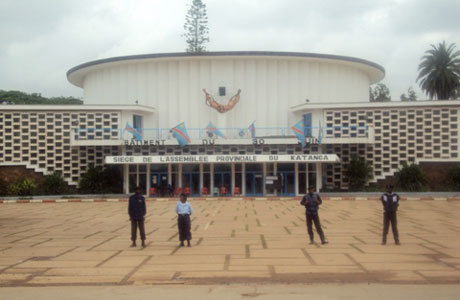 Quelques éléments de la police déployés vendredi devant le bâtiment du 30 juin, siège de l'assemblée provinciale du Katanga